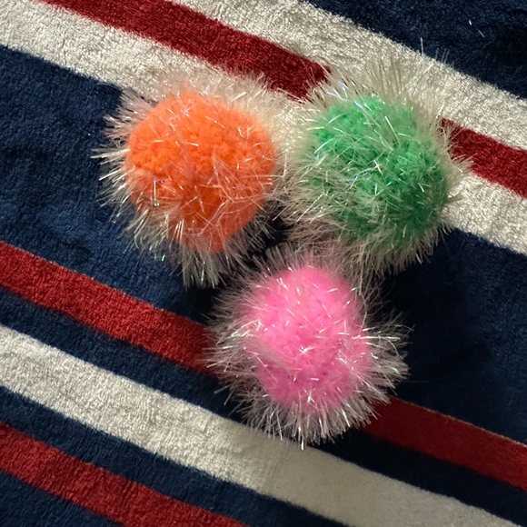 Cat Toy Balls - Wool - Hard Plastic with bells - Unknown Material - Picture 3 of 3
